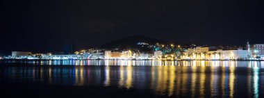 Eski şehir ve Split, Hırvatistan Marjan parkta geceleri güzel manzara.