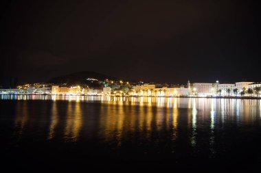 Eski şehir ve Split, Hırvatistan Marjan parkta geceleri güzel manzara.