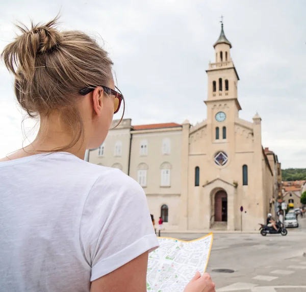 Turista Feminina Com Mapa Visitando Cidade — Fotografia de Stock
