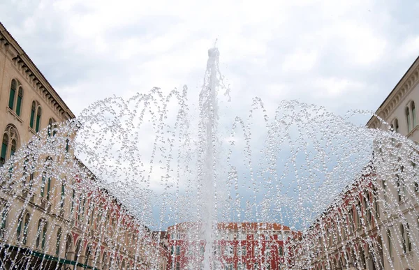 Brunnen Vor Dem Platz Der Republik Kroatien — Stockfoto