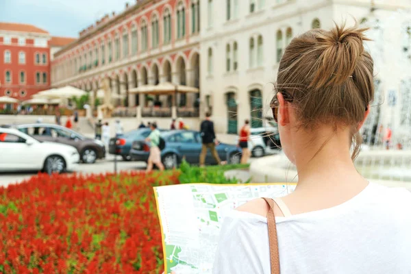 Kvinnlig Turist Med Karta Besöker Staden — Stockfoto