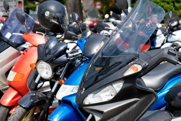 Many Mopeds Scooter Motorcycles Parked Street — Stock Photo, Image