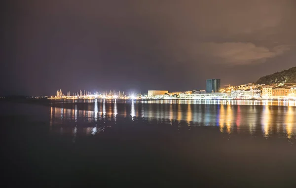 海の港と夜クロアチア スプリトのペリスティル広場公園の美しい景色 — ストック写真