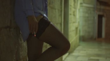 Gece sokakta çalışan sigara ile fahişe.