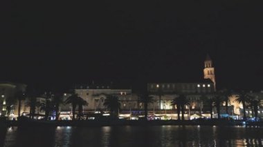 Eski şehrin Split Hırvatistan gece güzel manzara.