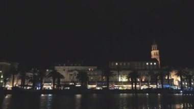 Eski şehrin Split Hırvatistan gece güzel manzara.