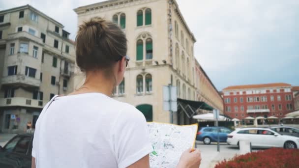 Turista Femenina Con Mapa Visitando Ciudad — Vídeos de Stock