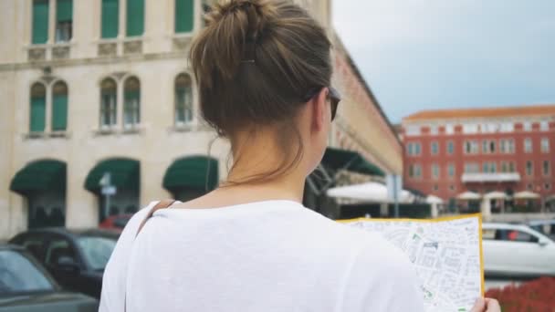 Turista Femenina Con Mapa Visitando Ciudad — Vídeo de stock