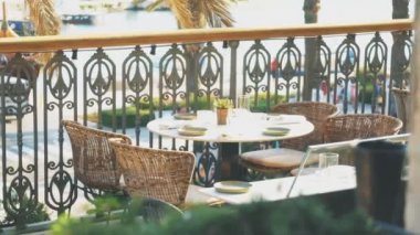 Yaz restoranda dört kişilik masa servis.