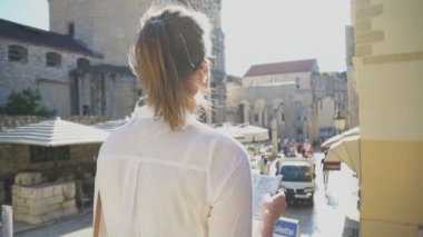 Split şehir ziyaret harita ile kadın turist.