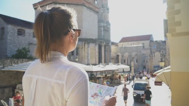 Turista Femenina Con Mapa Visitando Ciudad Split — Vídeo de stock