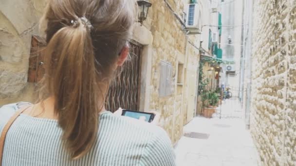 Kvinnlig Turist Med Mobiltelefon Förlorade Gamla Stan — Stockvideo