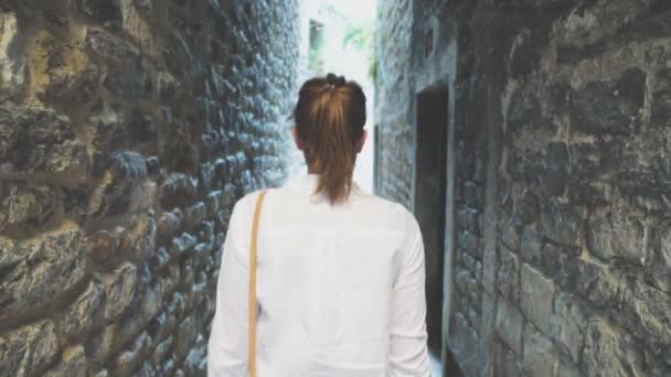 女游客走在城市的旧狭窄的街道上 — 图库视频影像