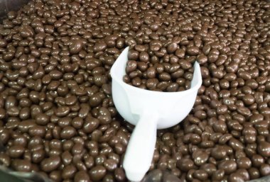 Dükkanda kahverengi çikolata topları.