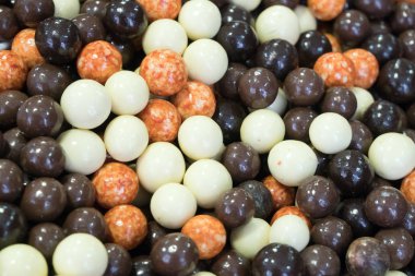 Dükkanda kahverengi ve beyaz çikolata topları.