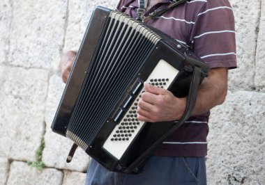 Yaşlı akordeon sokakta oynamaya dedesi emekli.