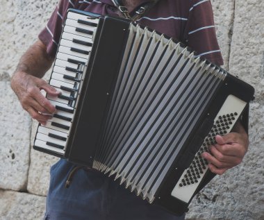 Yaşlı akordeon sokakta oynamaya dedesi emekli.