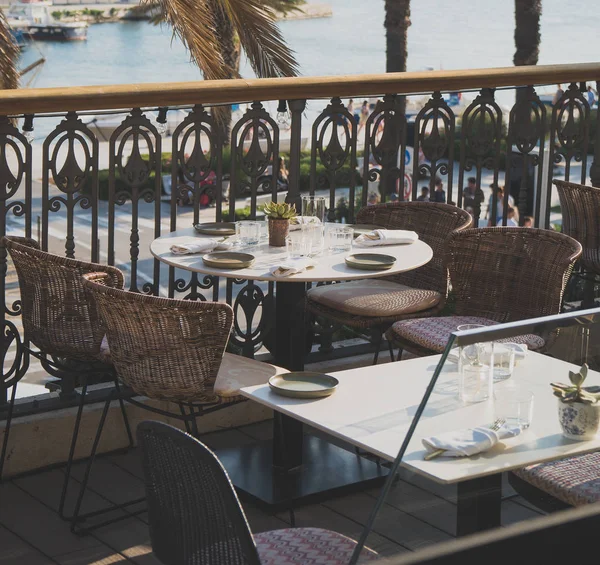 Tafel Voor Vier Personen Het Restaurant Geserveerd Zomer — Stockfoto