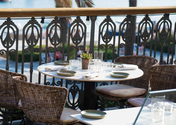 Tafel Voor Vier Personen Het Restaurant Geserveerd Zomer — Stockfoto