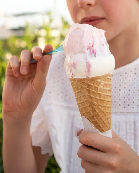 Menina Comendo Sorvete Rua — Fotografia de Stock