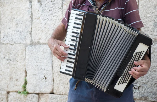 Nonno Anziano Pensione Che Suona Fisarmonica Strada — Foto Stock