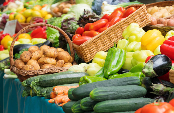 Стенд с овощами на улице
.