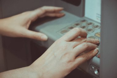ATM sokakta kullanan kadın. Eller yakından görmek.