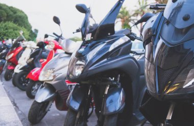 Birçok mopedler ve sokakta park edilmiş scooter motosiklet.