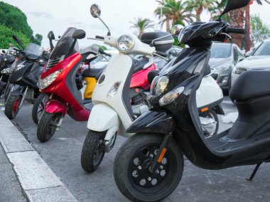 Birçok mopedler ve sokakta park edilmiş scooter motosiklet.