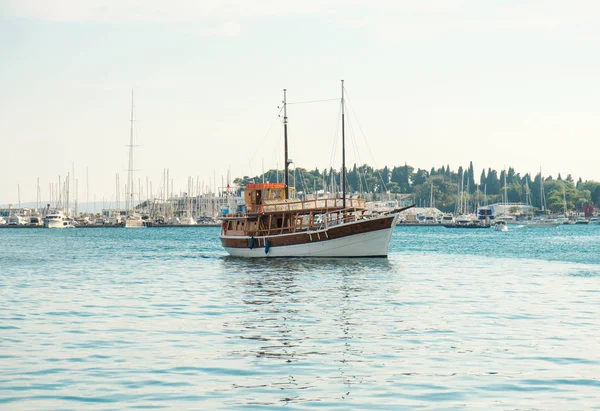 Turist Passagerarbåt Seglar Havet — Stockfoto
