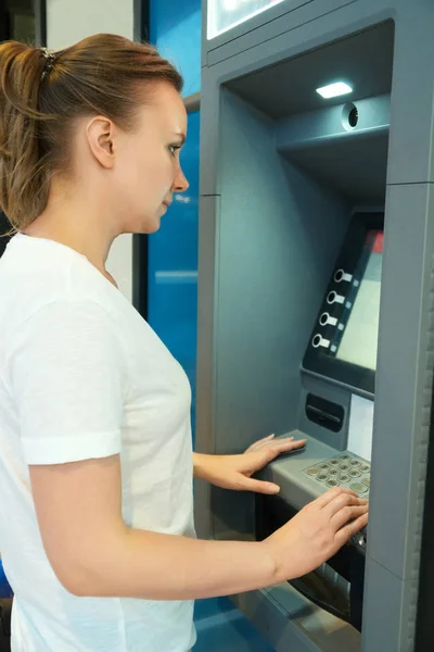 Güzel Kadın Sokakta Atm Kullanarak — Stok fotoğraf