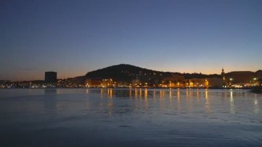 Eski şehir ve Split, Hırvatistan Marjan parkta geceleri güzel manzara. Hızlandırılmış.