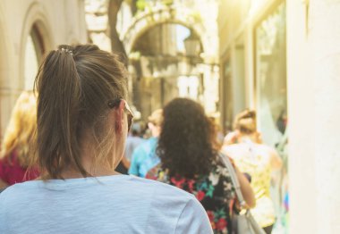 Çok sayıda turistin Split Eski kasaba yürüyüş.