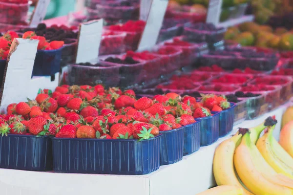 Lot Ripe Berries Market Strawberries Raspberries — Stock Photo, Image