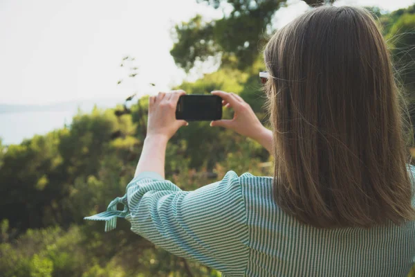 女人用手机拍大自然的照片 — 图库照片