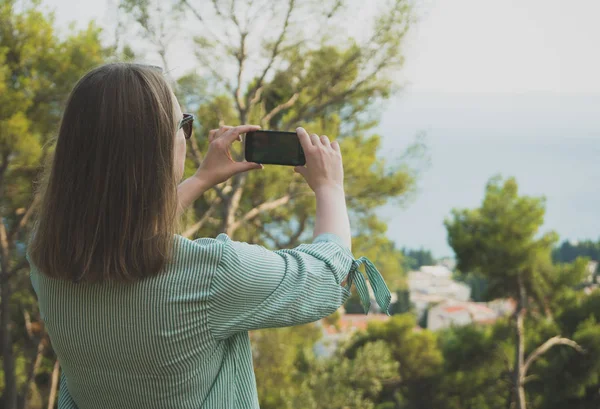 Kadın Doğa Cep Telefonuyla Çekiyor — Stok fotoğraf