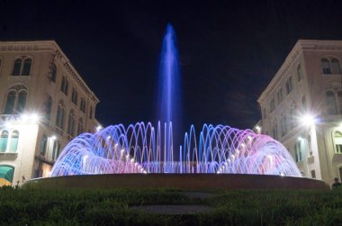 Çeşme önünde gece Split Cumhuriyet Meydanı.