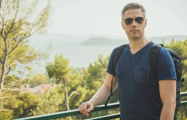 Turista Masculino Com Grande Mochila Colina — Fotografia de Stock