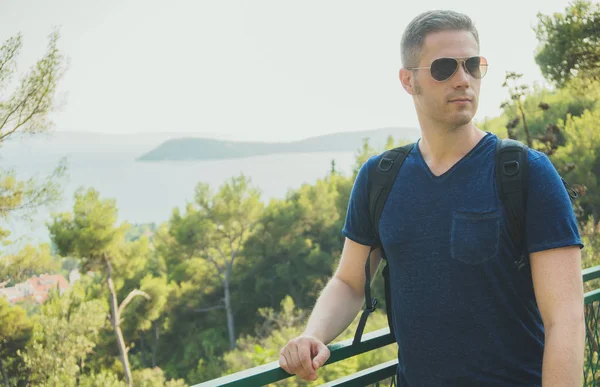 Turista Masculino Com Grande Mochila Colina — Fotografia de Stock