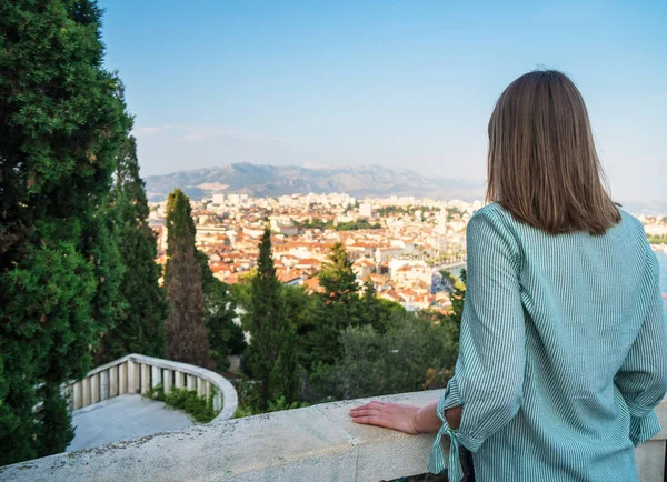 Frau Genießt Blick Auf Die Altstadt Von Split — Stockfoto