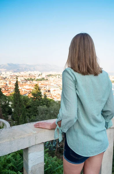 Mulher Desfrutando Vistas Cidade Velha Split — Fotografia de Stock