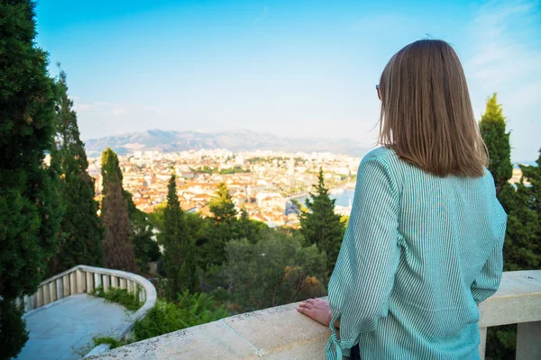 Donna Che Gode Della Vista Sul Centro Storico Spalato — Foto Stock