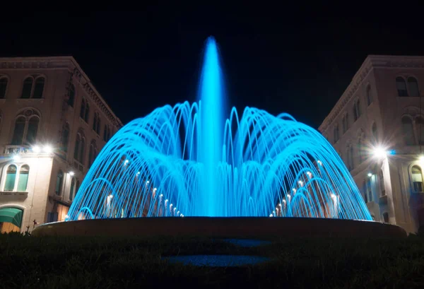 Brunnen Vor Dem Platz Der Republik Der Nacht Gespalten — Stockfoto