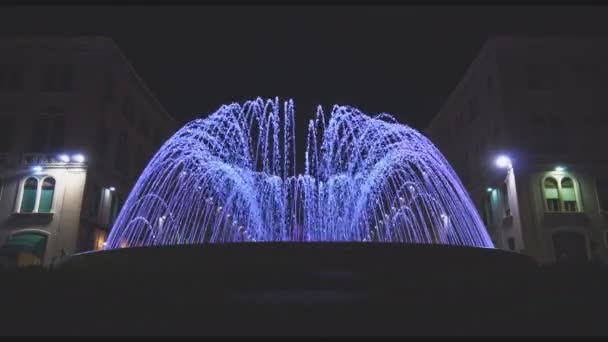 Brunnen Vor Dem Platz Der Republik Der Nacht Gespalten — Stockvideo