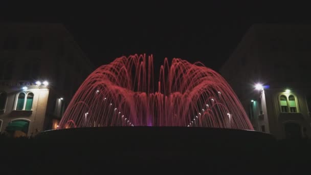 分割で夜の共和国広場の前に噴水 — ストック動画
