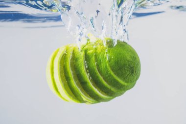 Düşen suya limon. Reklam için uygundur..