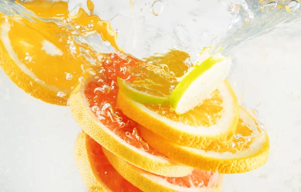 Pomelo Lima Naranja Cayendo Agua Adecuado Para Publicidad —  Fotos de Stock