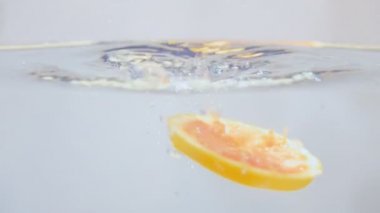 Greyfurt ve portakal suya düşüyor. Reklam için uygundur..