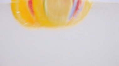 Suya düşen meyve. Reklam için uygundur..