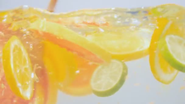 Herstellung Eines Natürlichen Cocktails Aus Limetten Orangen Und Grapefruit — Stockvideo